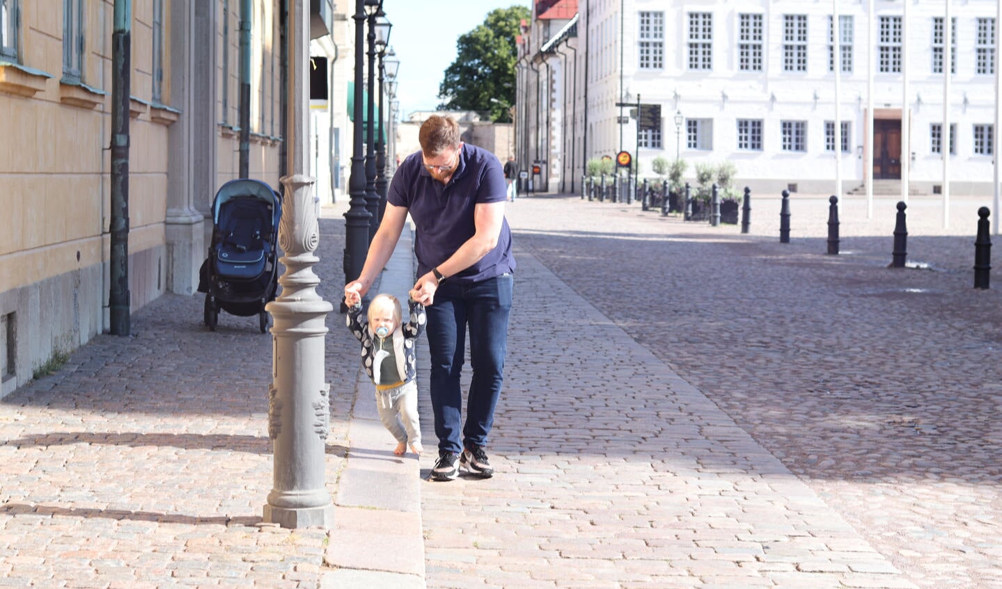 Papa leerde Lucas lopen langs de lange Zweedse laan.