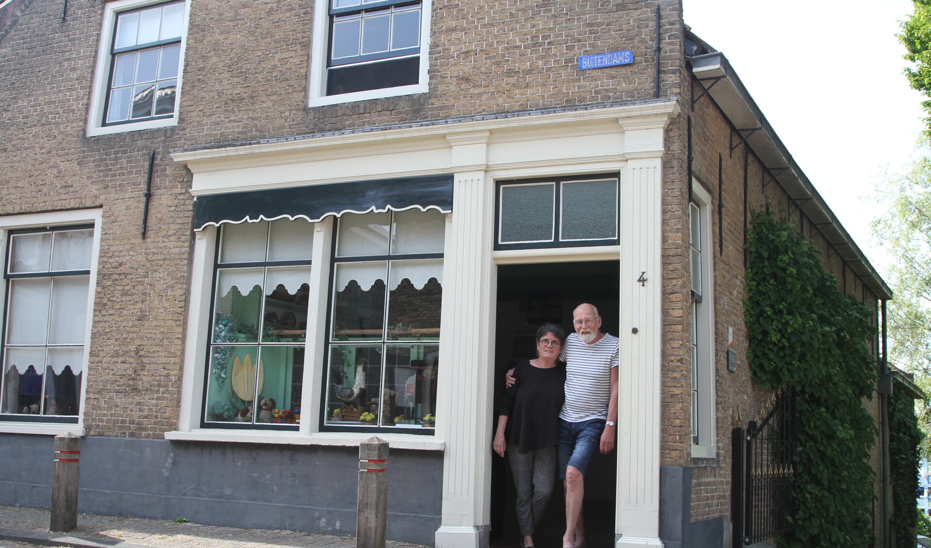 Arnold en Freke in de deuropening van woning aan de Buitendams. 