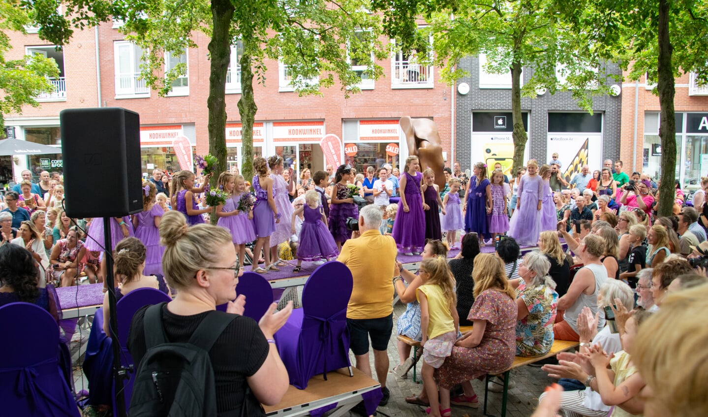 Tijdens de Mini-Heidehoogheden-verkiezing halen kinderen alles uit de kast om de jury te imponeren.