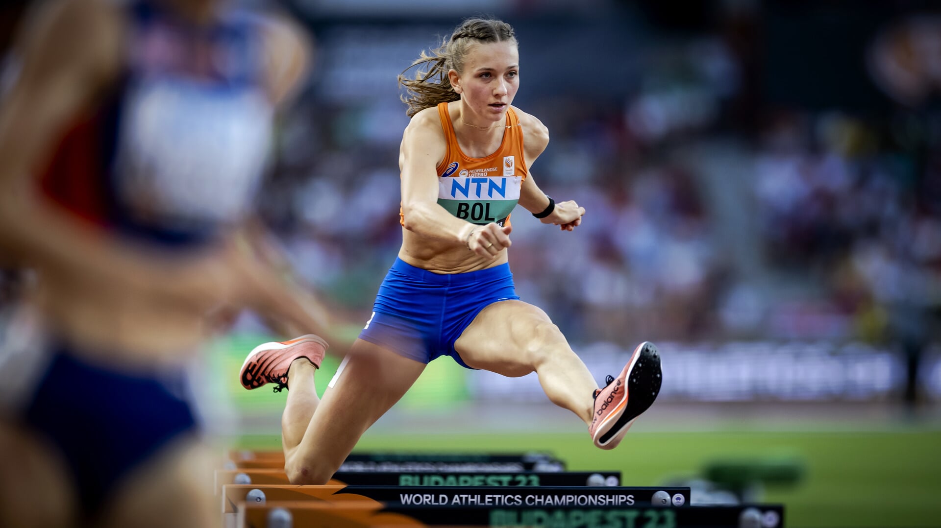 Femke Bol in actie op de 400 meter horden tijdens de derde dag van de wereldkampioenschappen atletiek.