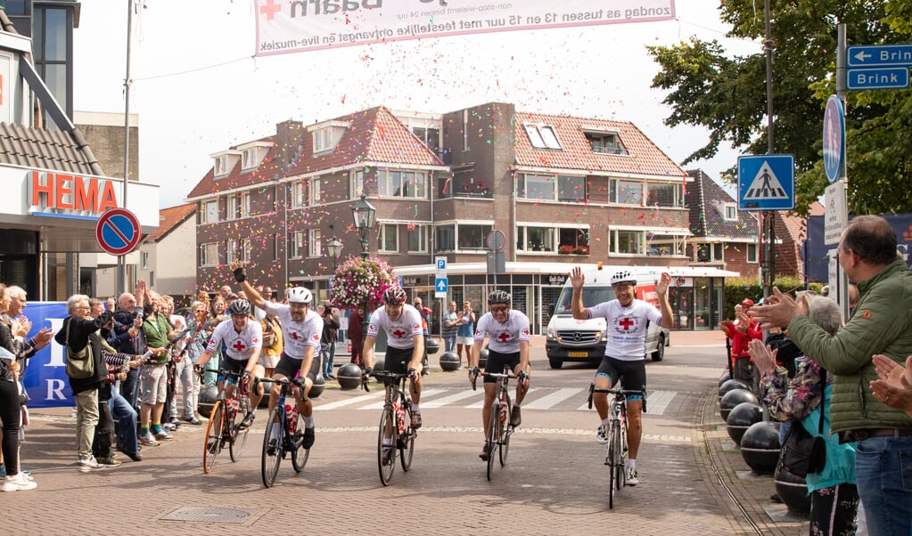 Vijf van de zes renners rijden na een etmaal fietsen onder het finishdoek in Baarn door. Onder hen de Soester Ard Jansen.