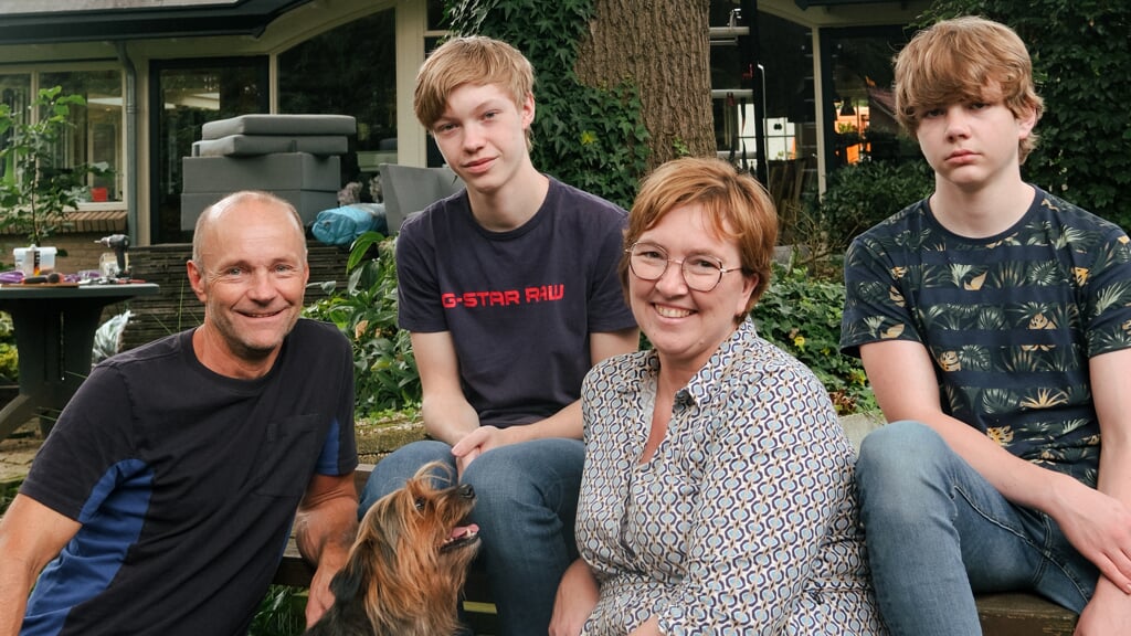Familie Kroesbergen in hun tuin (vlnr, Fred, Maaike, Sam en Thijs)