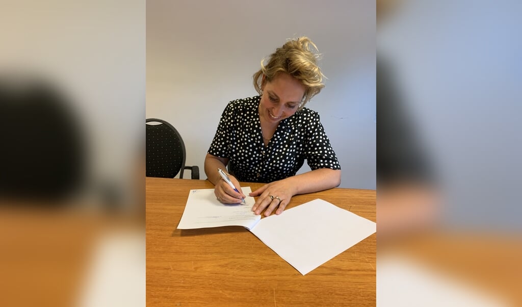 Madeleine Boertje tekent het contract