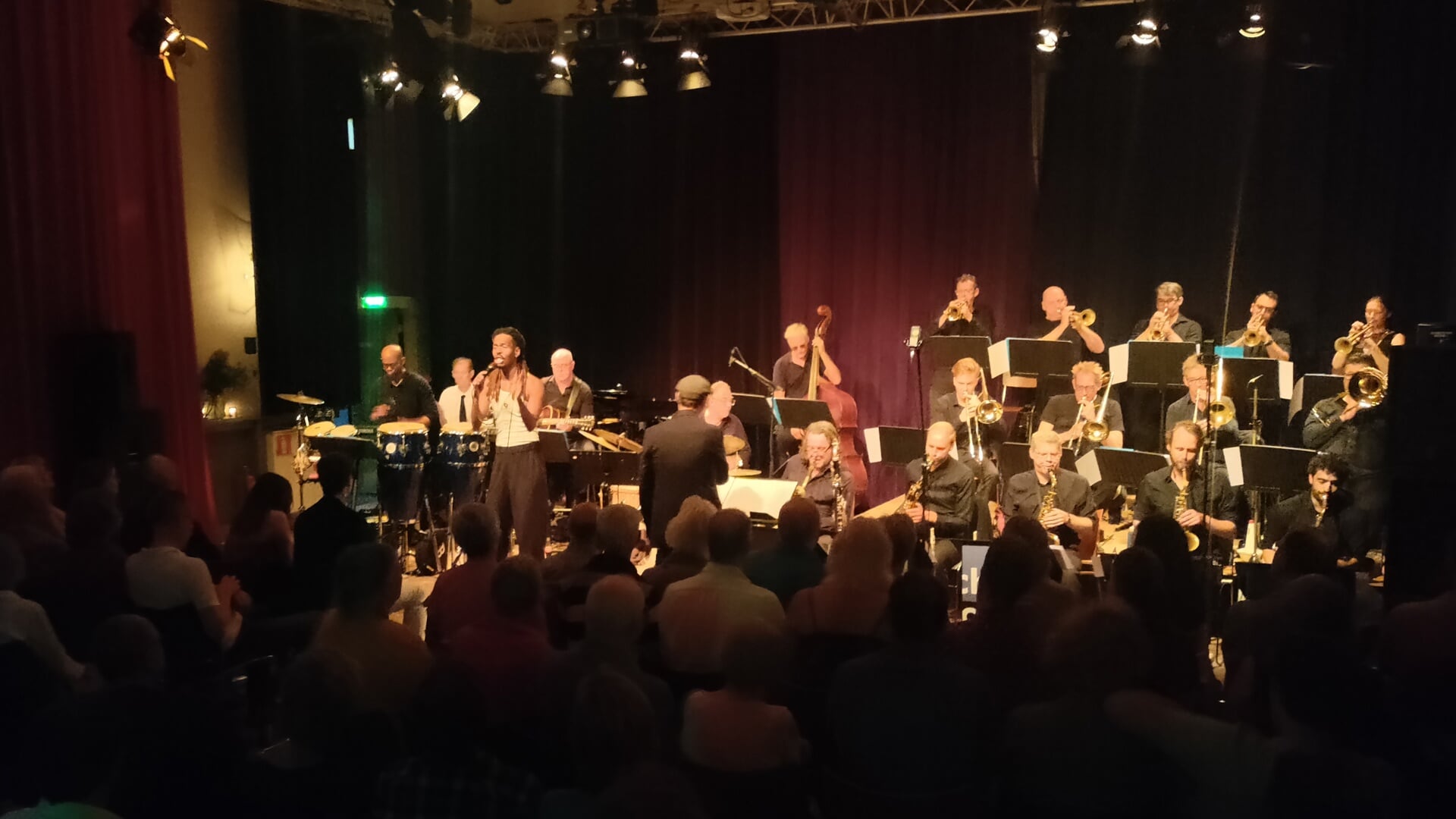 Jeangu Macrooy zingt Bill Withers met het Jazz Orchestra of the Concertgebouw in het Beauforthuis.