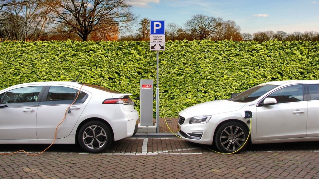 Twee elektrische auto's aan het opladen.