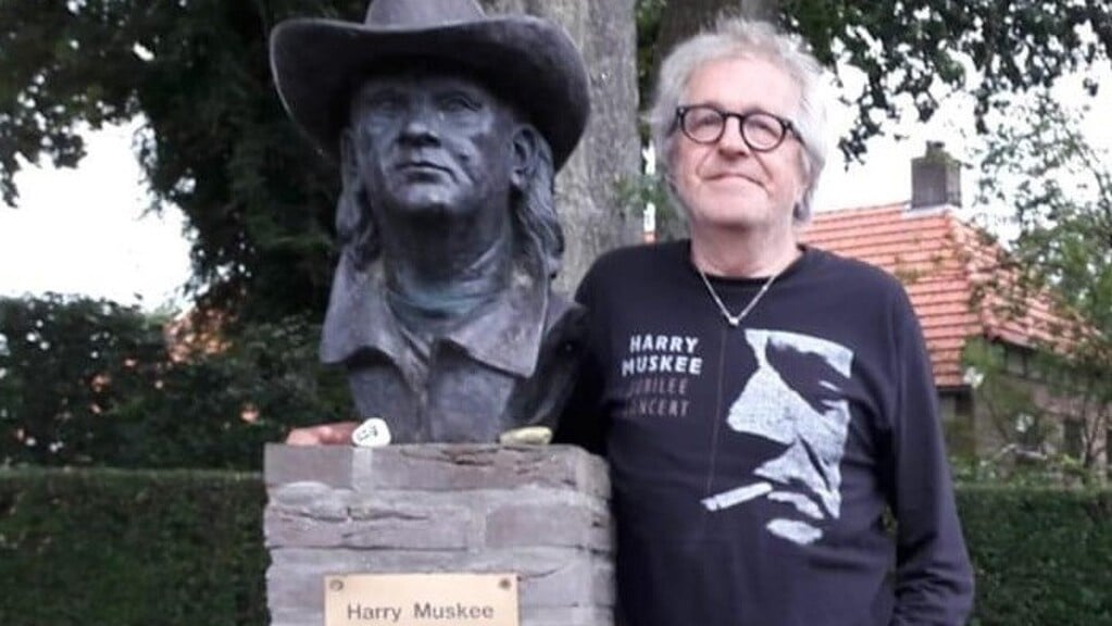 Dichter - en nu ook blueszanger -Cees van Weerd bij het monument voor Harry 'Cuby' Muskee.