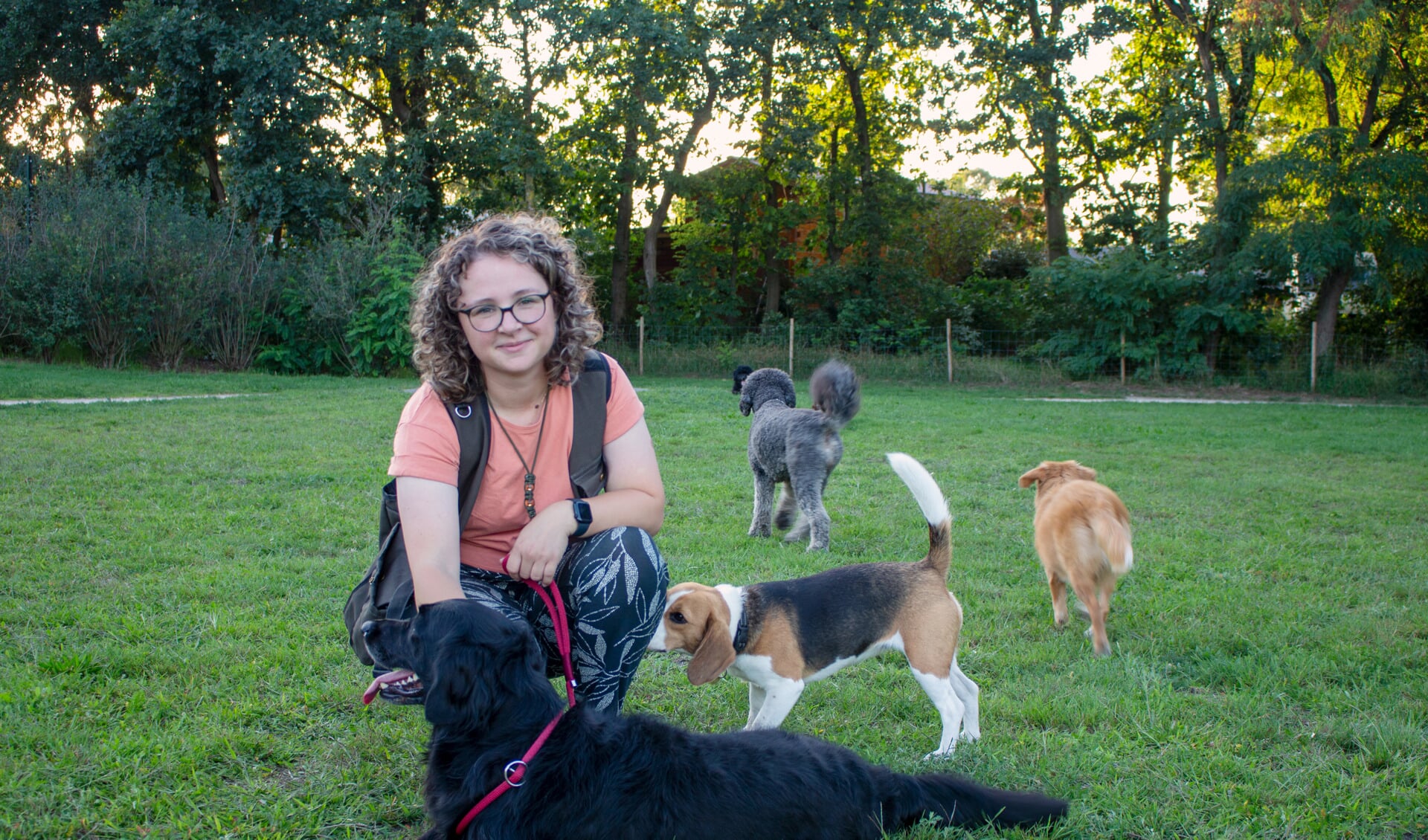 Sanne met Foss, een van haar twee honden, in park De Waterbron in Zeist.