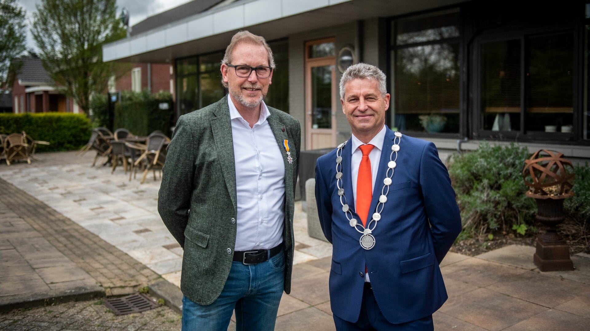 Jacques van de Minkelis met de burgemeester op dag van de de uitreiking van het lintje.