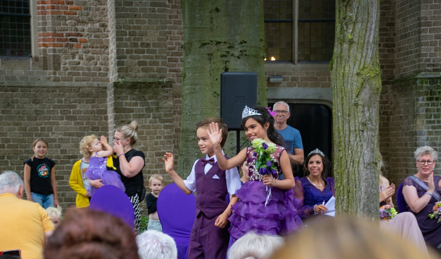 Tijdens de Mini-Heidehoogheden-verkiezing halen kinderen alles uit de kast om de jury te imponeren.