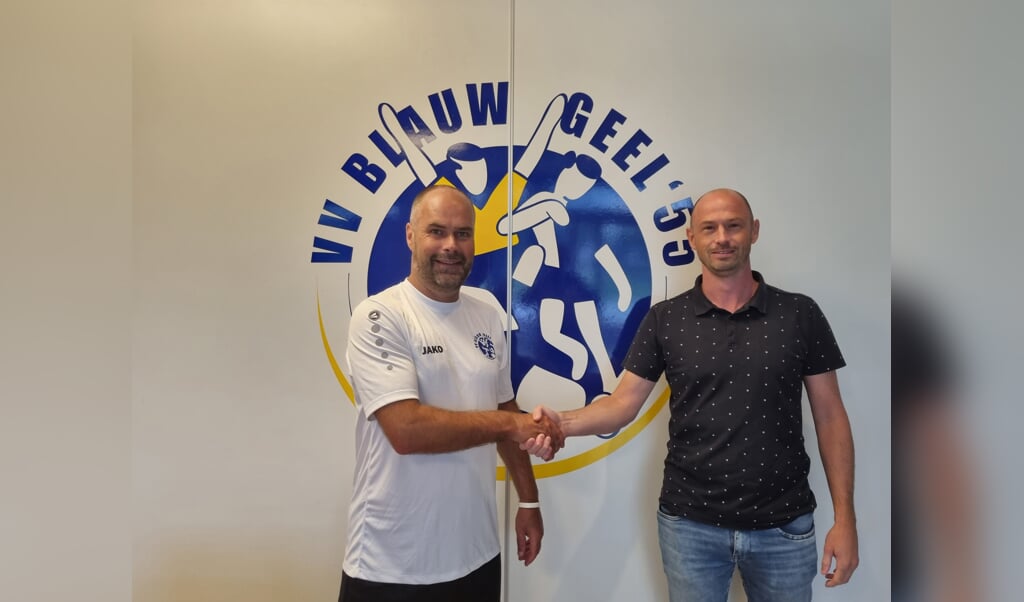 Gerwin Dekker (links) is de nieuwe hoofdtrainer van vv Blauw Geel'55. 