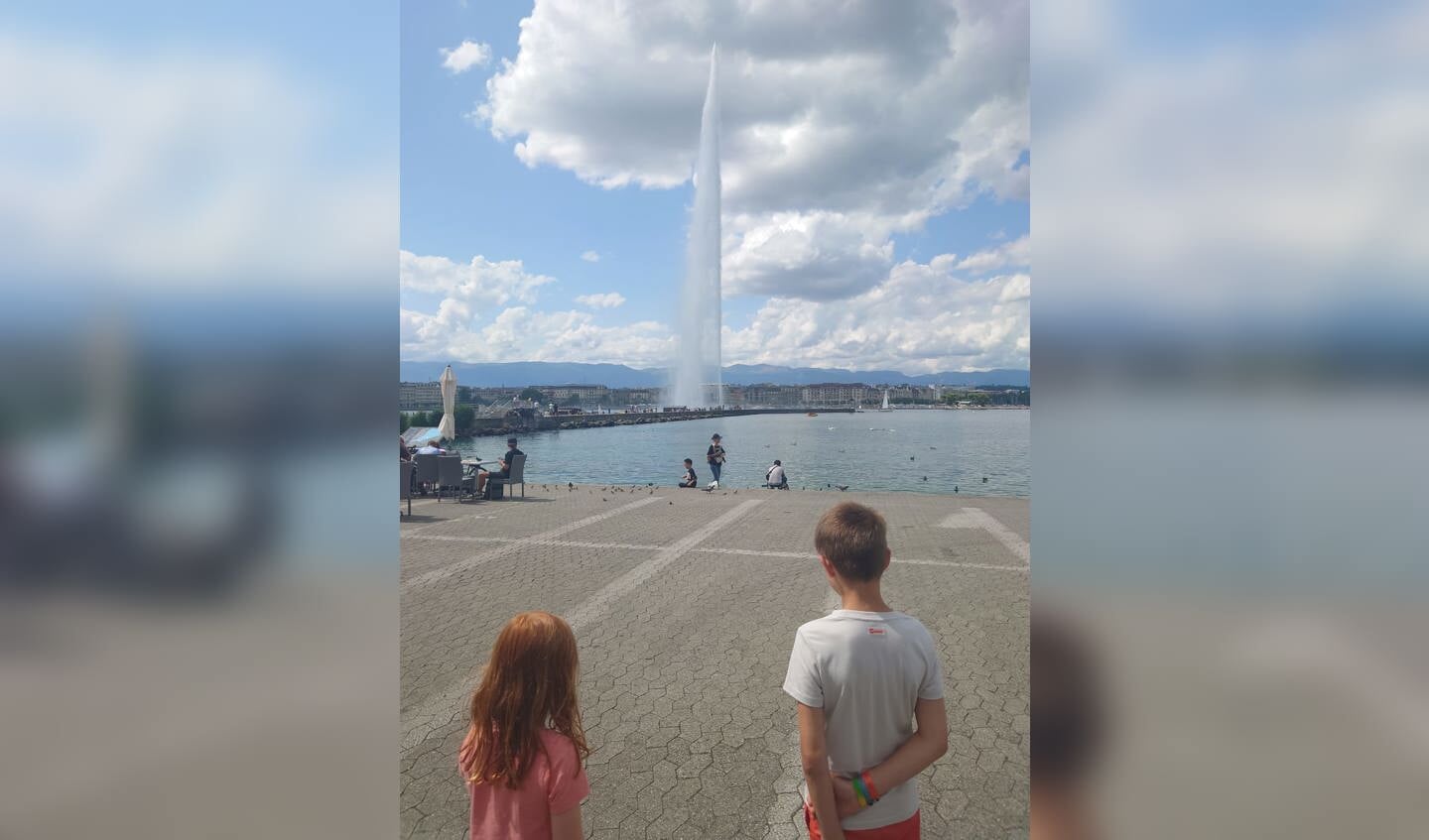 De kinderen bewonderen de hoogste fontein van Europa.
