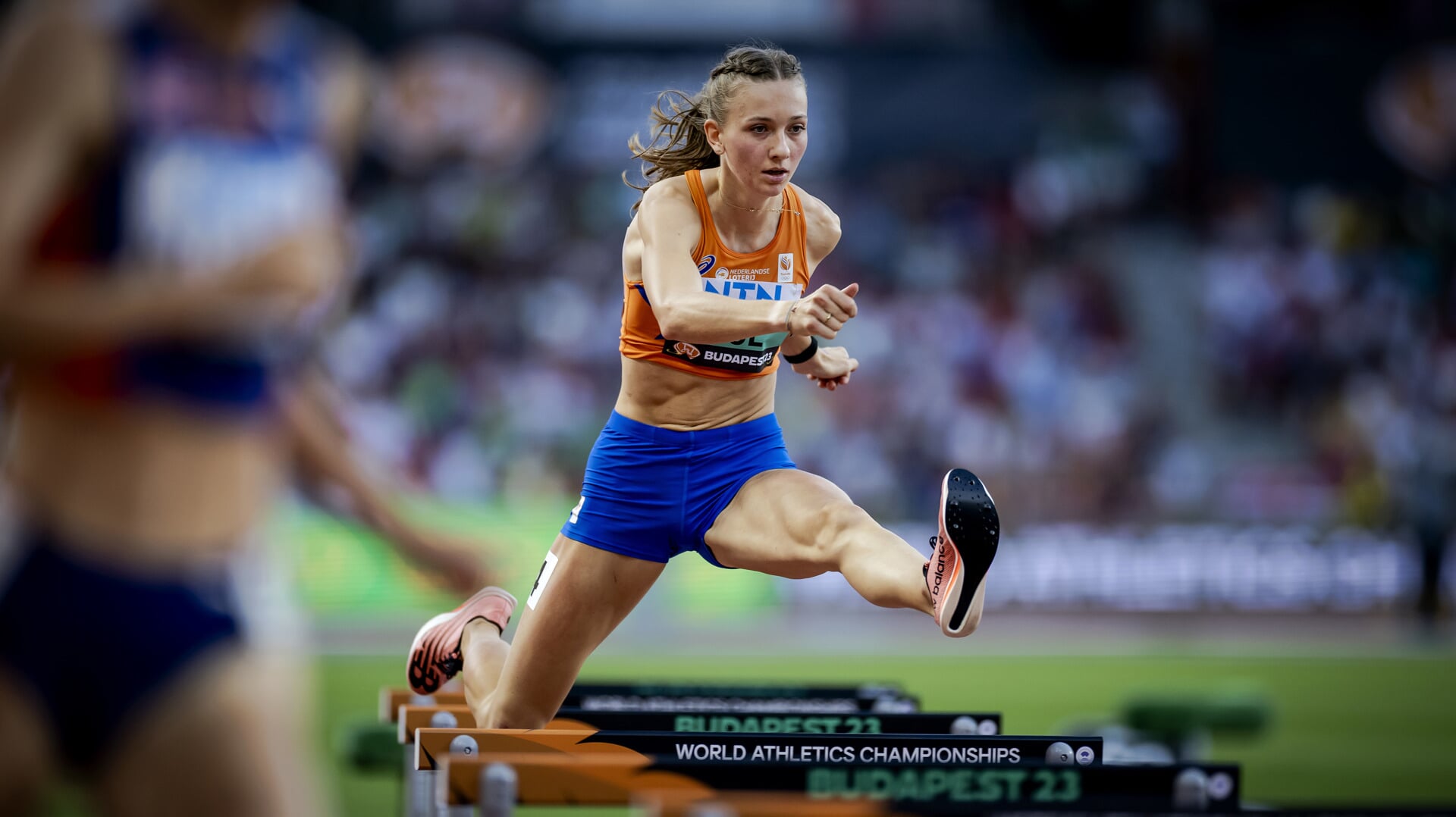 Femke Bol in actie op de 400 meter horden tijdens de derde dag van de wereldkampioenschappen atletiek. ANP ROBIN VAN LONKHUIJSEN