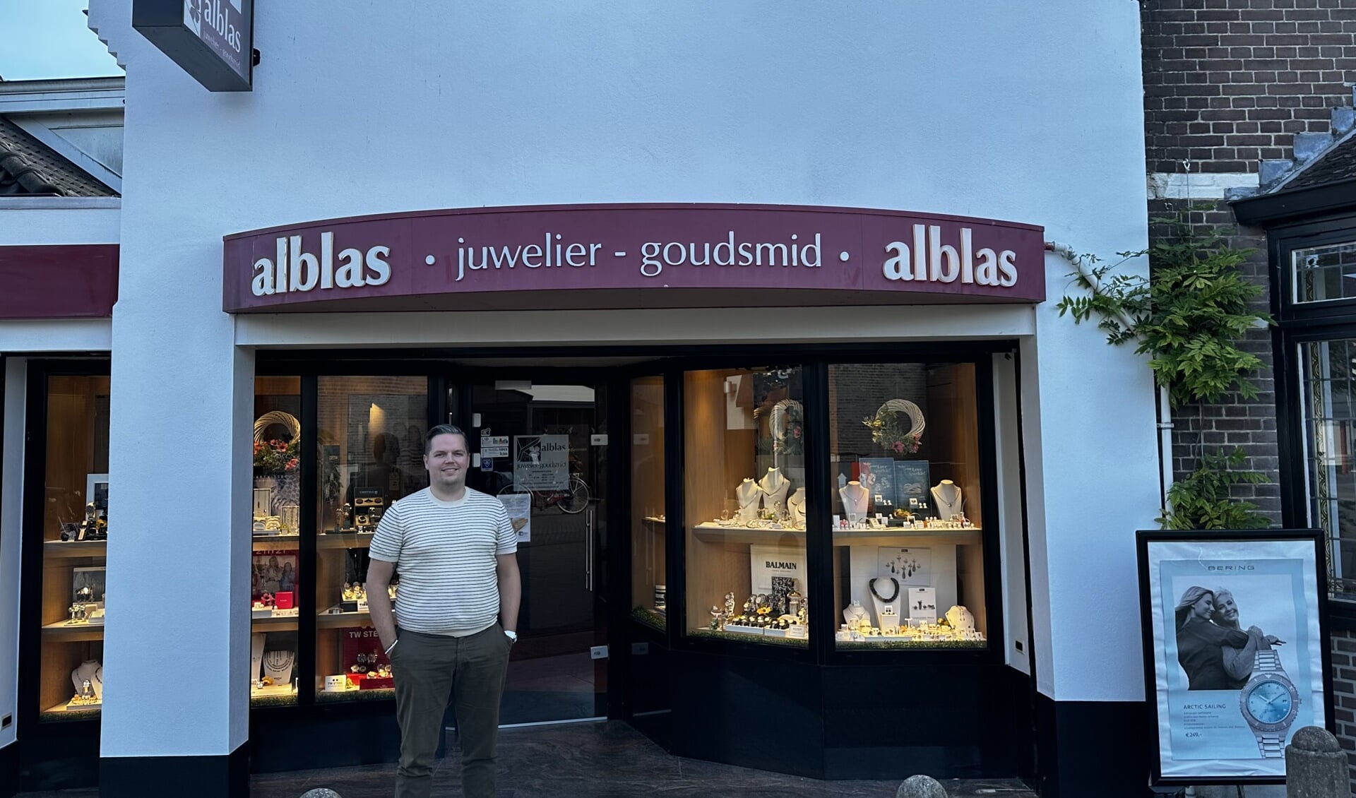 Michael, eigenaar van Alblas Juwelier - Goudsmid haalt graag de mooiste sieraden uit de kast.