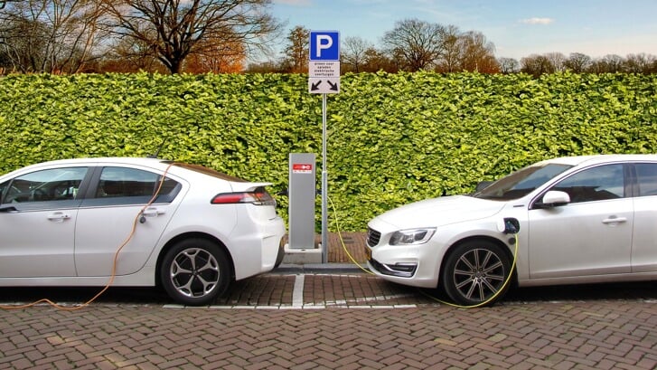 Twee elektrische auto's aan het opladen.