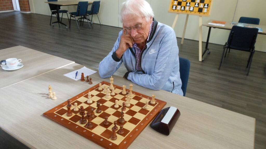 Willem van der Hulst in 't Huiken, waar elke donderdagavond geschaakt wordt. Foto: J. Oosthoek
