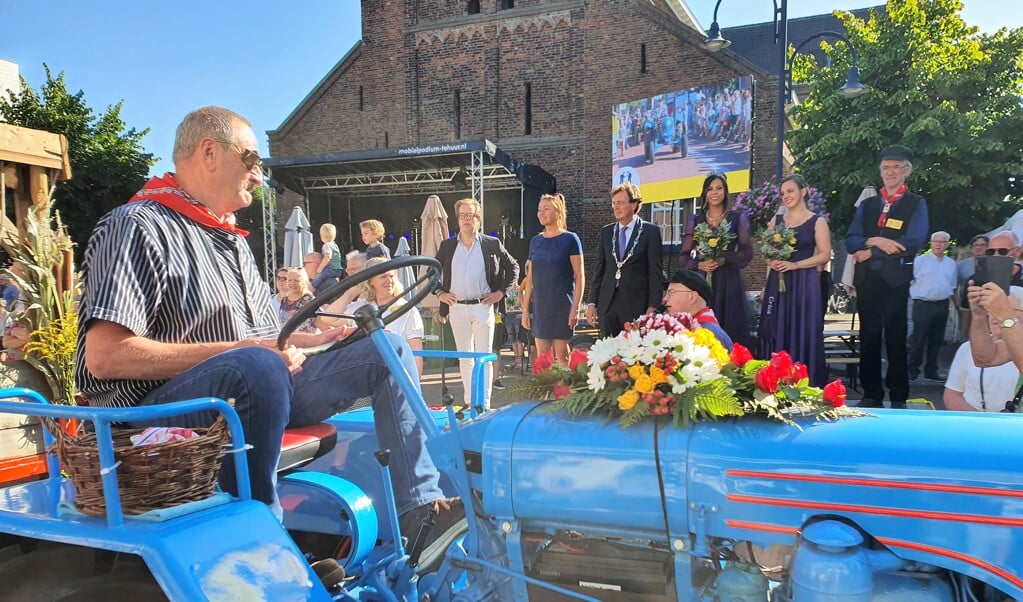De indrukwekkende optocht van oude tractoren was voor de vele bezoekers, waaronder ook burgemeester René Verhulst, de start van Vlegeldag 2023. 