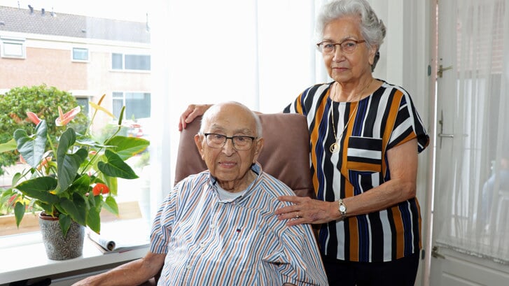 De 105-jarige Jaap Gobel samen met zijn vrouw Jeanne