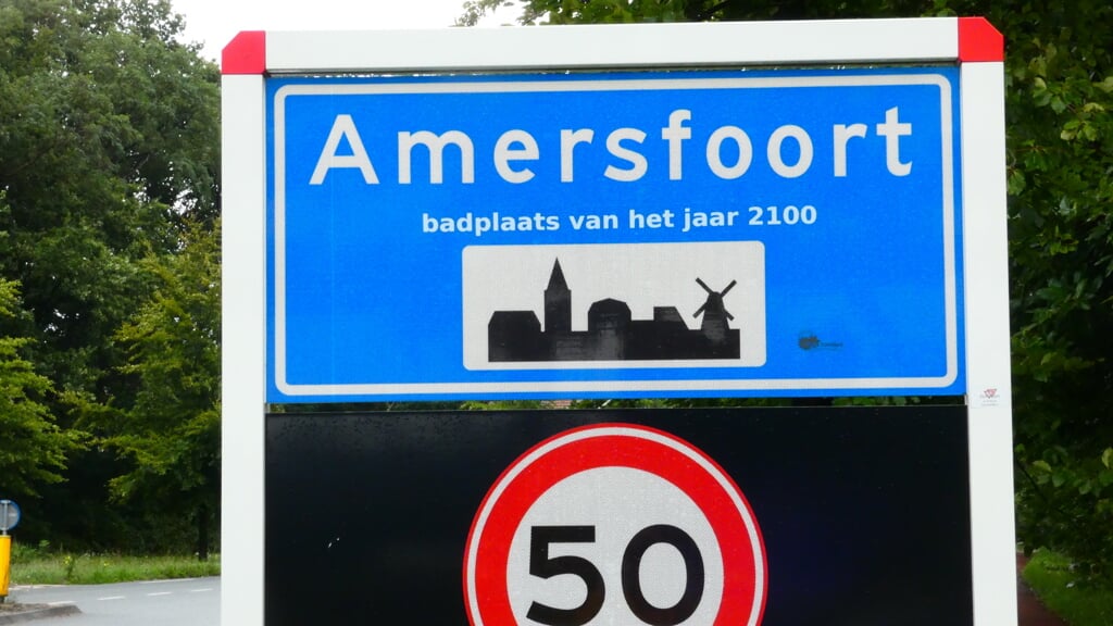 Borden met de tekst 'Amersfoort, badplaats van het jaar 2100', zoals die aan de verschillende invalswegen staan. 