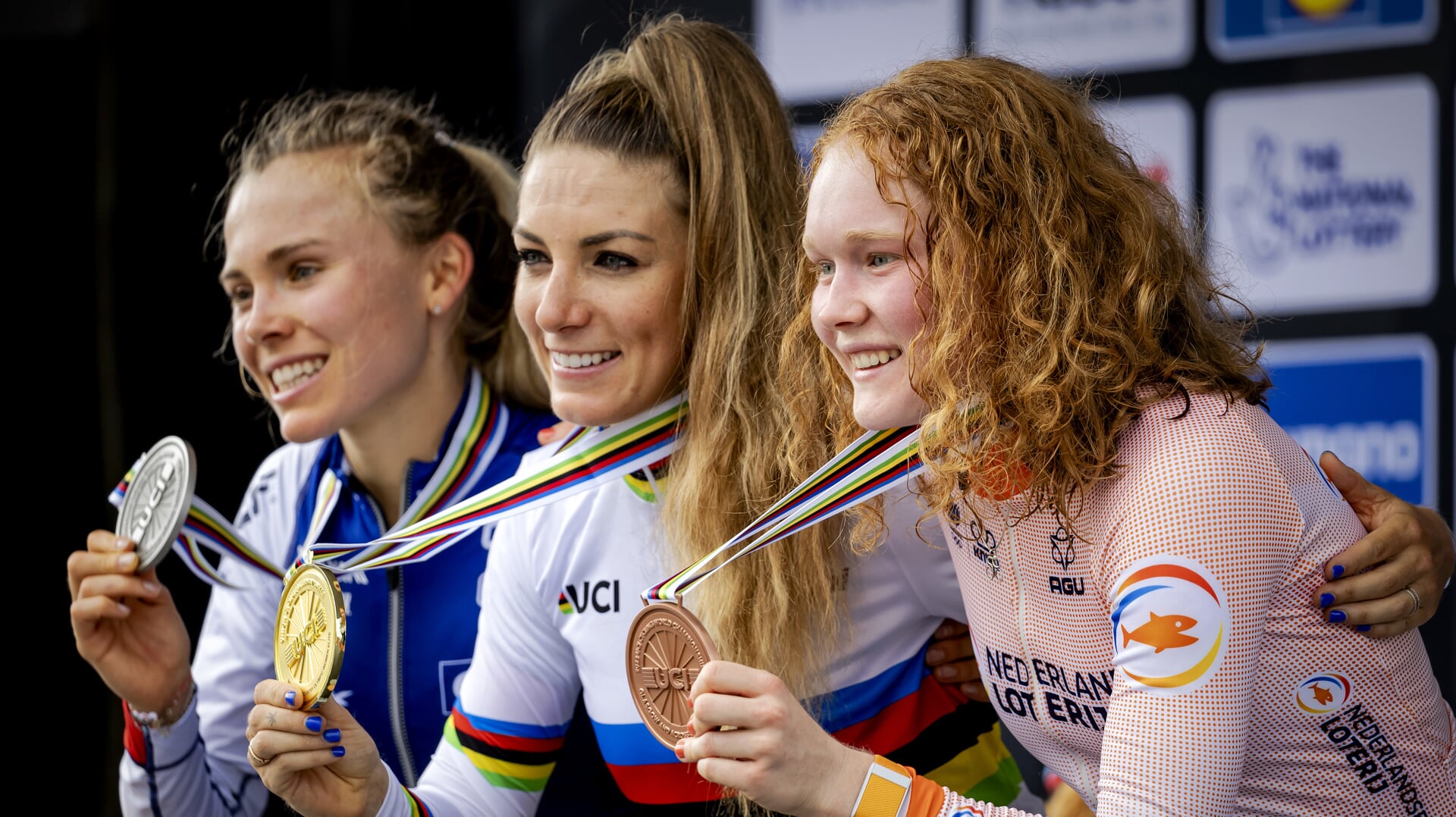 Puck Pieterse (r) met haar bronzen medaille op het onderdeel cross-country mountainbike tijdens de wereldkampioenschappen wielrennen. De Schotse stad en omgeving is van 3 tot en met 13 augustus het toneel van een wereldkampioenschap met meerdere fiets disciplines. ANP ROBIN VAN LONKHUIJSEN
