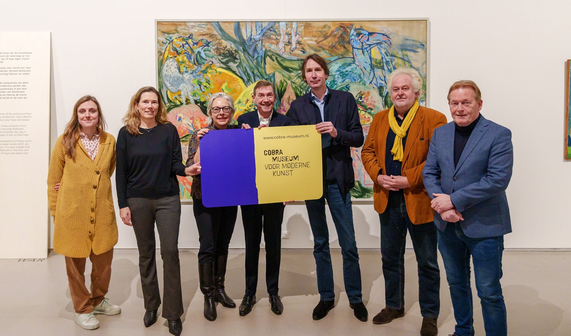 Museumdirecteur Stefan van Raay te midden van wethouder Herbert Raat (Kunst en Cultuur) en gemeenteraadsleden bij de presentatie van de Cobrapas die inwoners van Amstelveen gratis toegang tot het museum geeft op woensdagen.