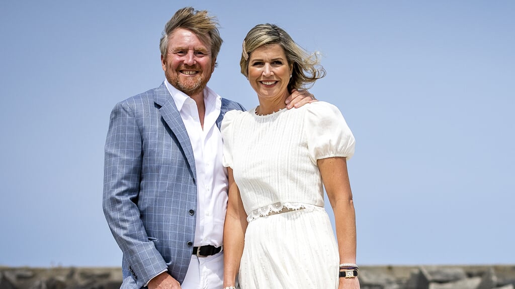 DEN HAAG - Koning Willem-Alexander en koningin Maxima op het Zuiderstrand tijdens de traditionele fotosessie van de koninklijke familie. ANP REMKO DE WAAL