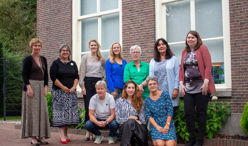 Het team van Van Rhijn notarissen. Tweede van links is notaris Marjolein Elings.