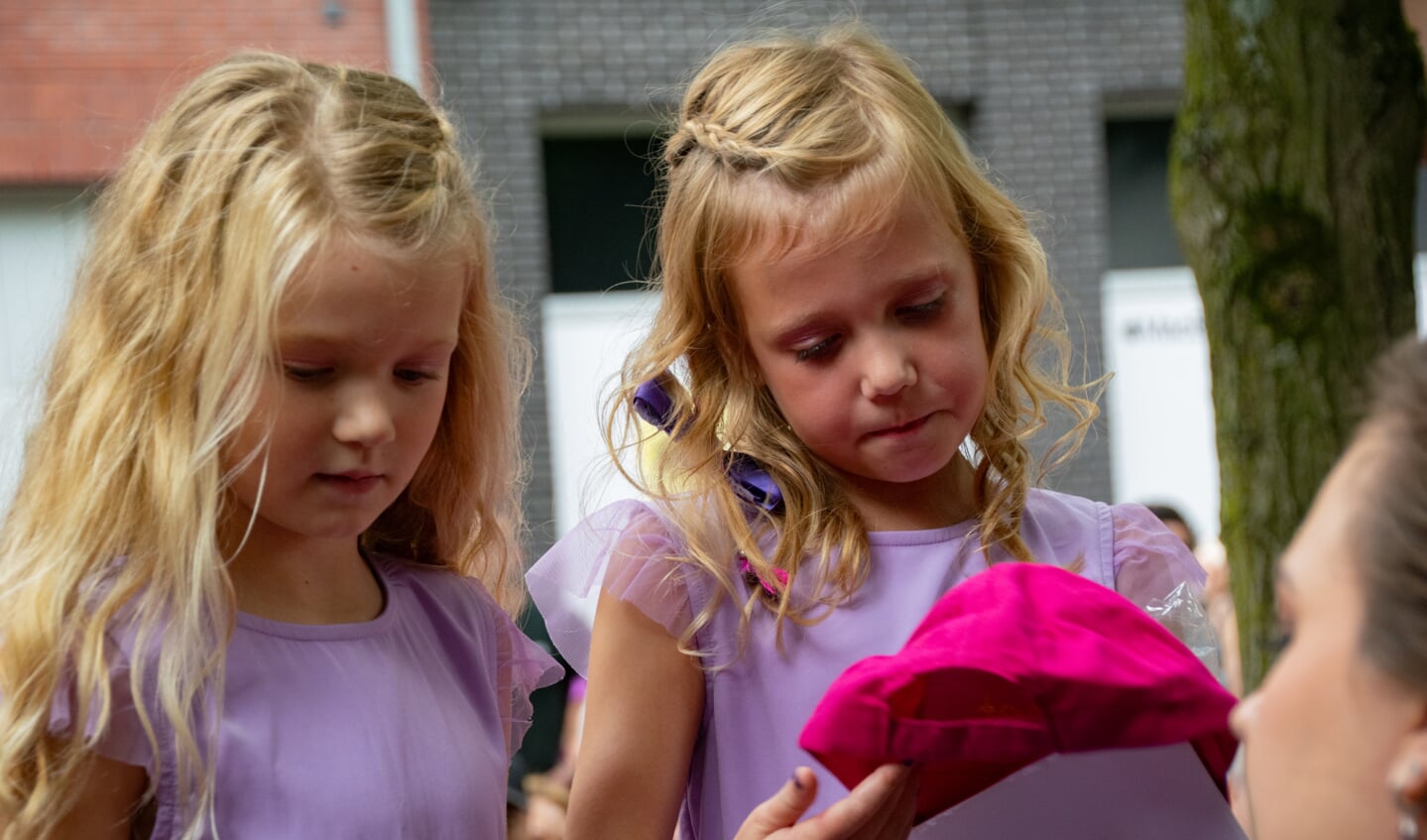 Tijdens de Mini-Heidehoogheden-verkiezing halen kinderen alles uit de kast om de jury te imponeren.