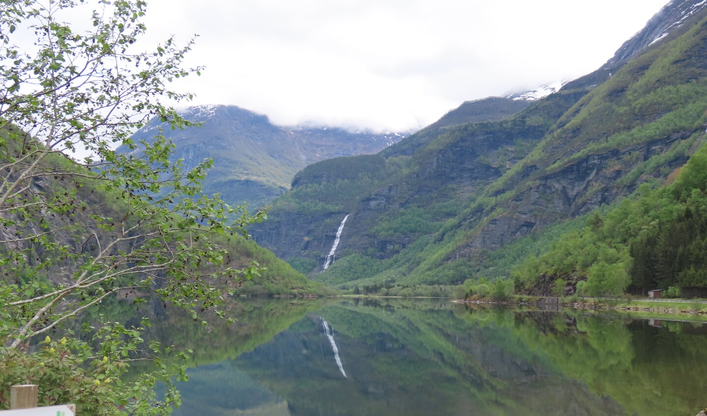 Noorwegen, weerspiegeling op de uitloper van het Sognefjord.