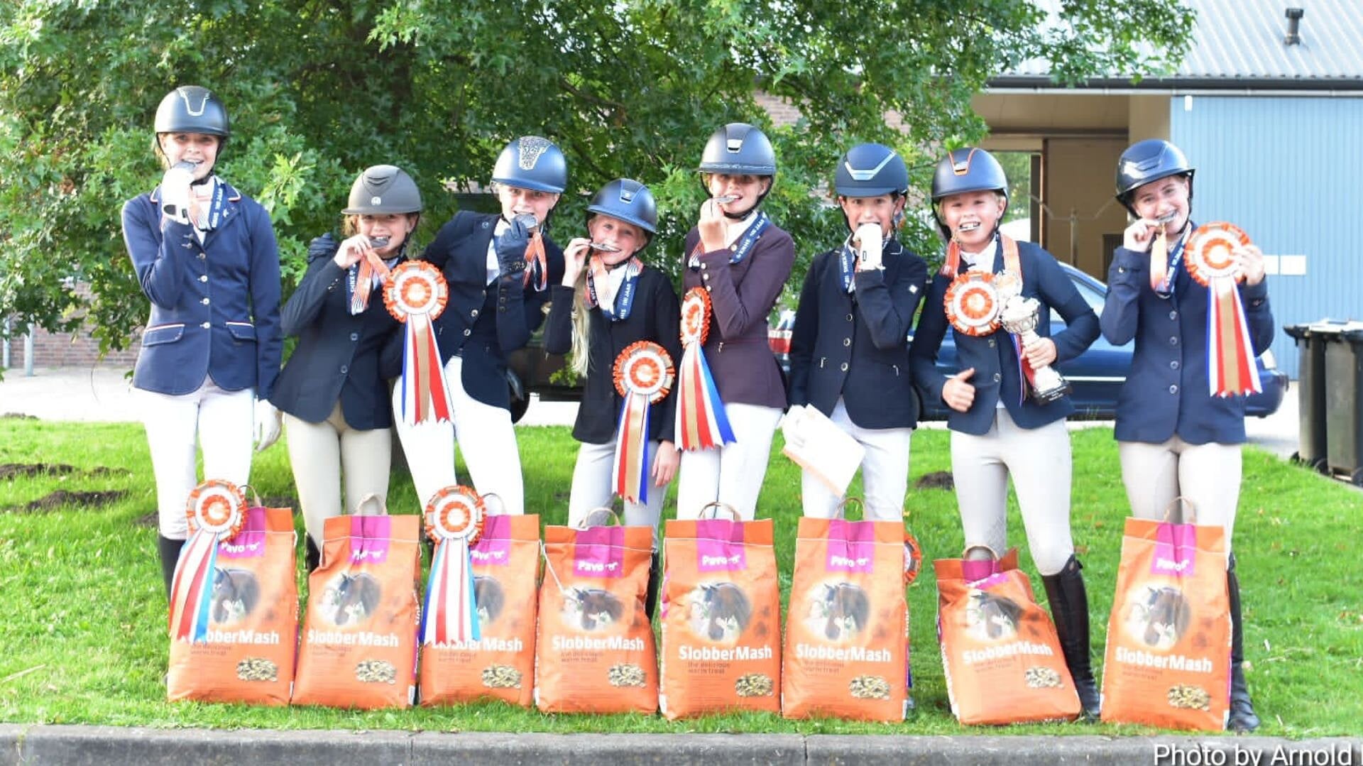 Zilveren medaille voor Heuvelruiters Wezep op NK verenigingsteam pony's -  Al het nieuws uit Elburg