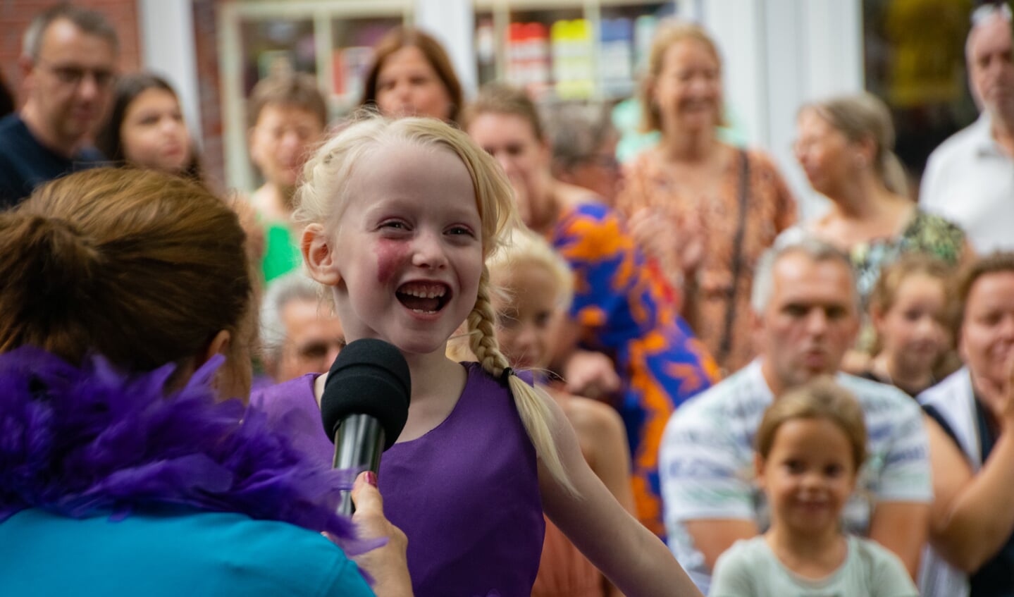 Tijdens de Mini-Heidehoogheden-verkiezing halen kinderen alles uit de kast om de jury te imponeren.