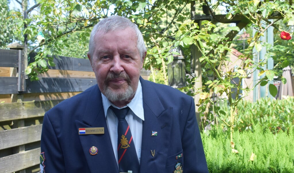 Adrie Bouwmeester trok bij de herdenking zijn uniform weer aan.