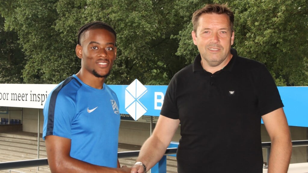 Ricky Hansen schudt de hand van Marchel Kamphuis.
