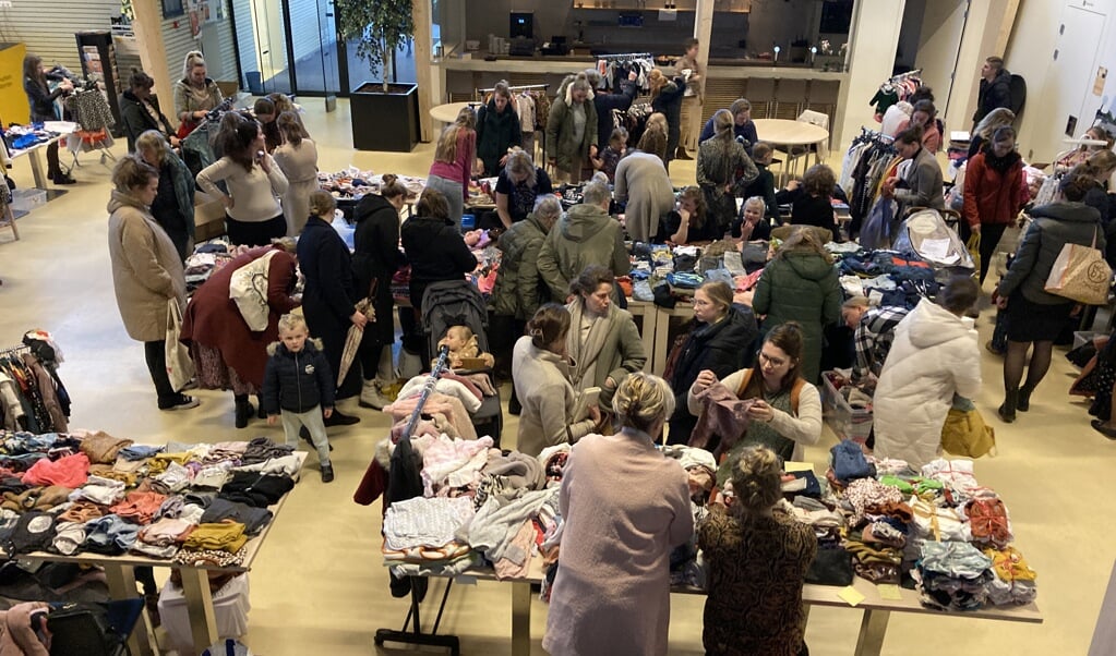 Tweedehands kledingmarkt in het Kulturhus