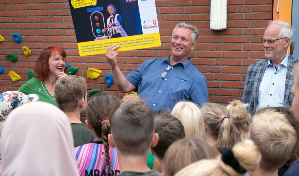 Van links naar rechts: Ada Aalbrecht Projectleider verkeersveilig gedrag bij ROV Zuid-Holland, clusterdirecteur Jan Hoeksema en wethouder Jan Lock. 