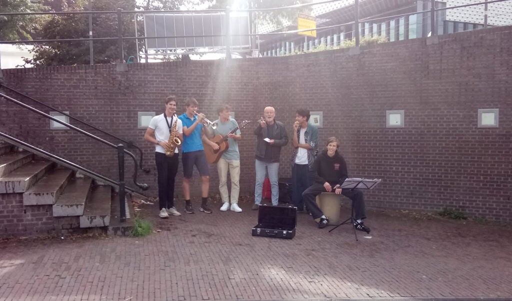Joop treft vijf jonge muzikanten die vrolijk staan te spelen. Ivo op saxofoon, Peter op trompet, Mees op slagwerk, Farin op kazoo en Roemer op gitaar.  