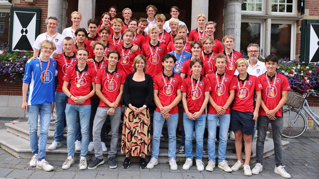 Spelers en staf van Schaerweijde O18 en O16 worden gehuldigd voor het gemeentehuis in Zeist.