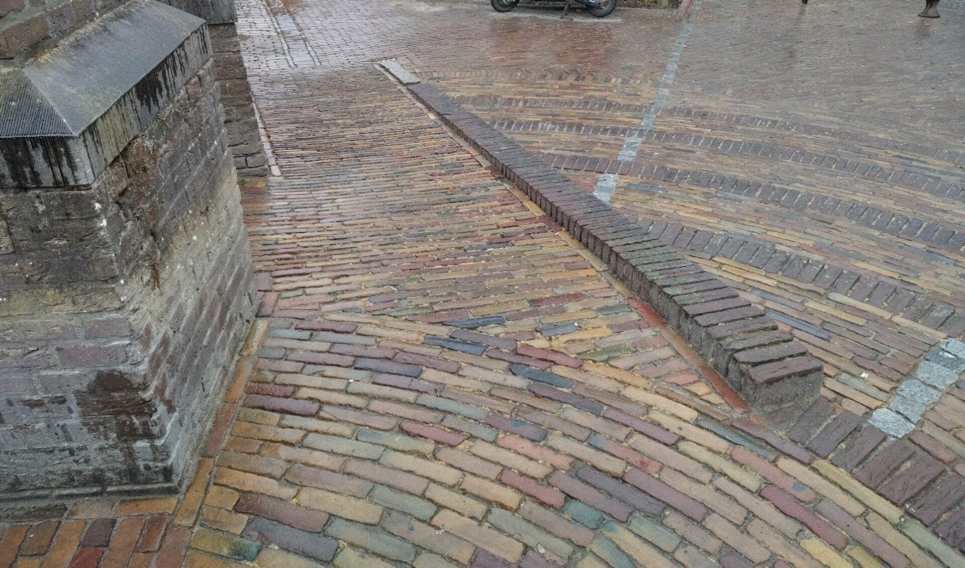 De helling in de coupure van de beermuur van bovenaf gezien