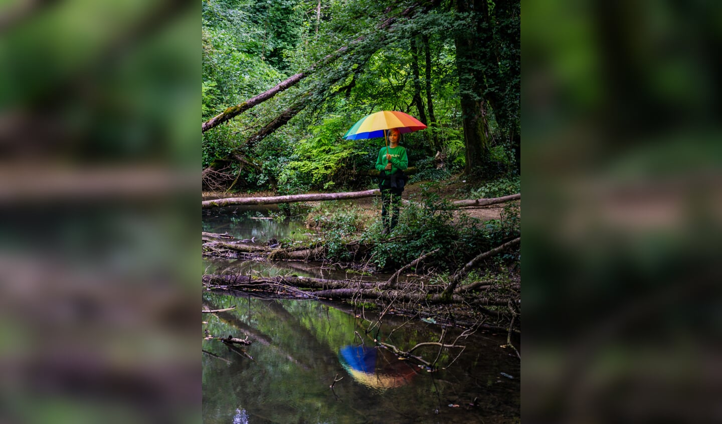 Lekker wandelen in de natuur, ook in Frankrijk was het niet altijd droog. Paraplu mee dus, ook mooi als je even model moet staan voor je vader om de reflectie in het water vast te leggen.