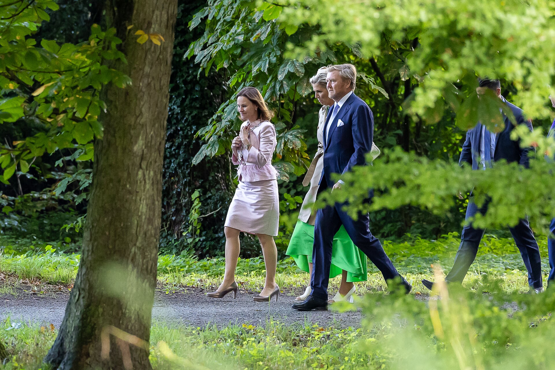 Burgemeester Marieke Teunissen en het koninklijk paar.