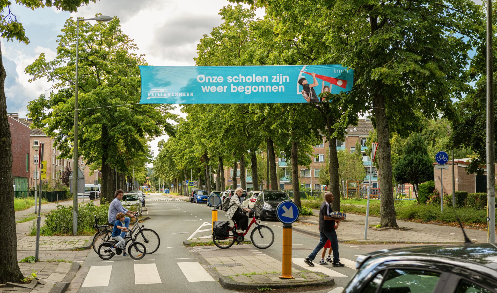 In Vervoerregio Amsterdam zijn 250 blauwe spandoeken opgehangen met de tekst: 'De scholen zijn weer begonnen'.