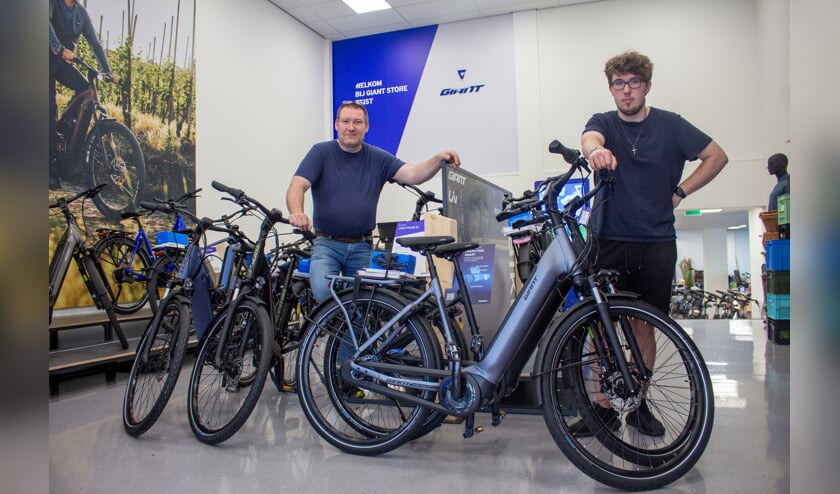 Chris Camu werkt in zijn nieuwe Giant Store Zeist samen met zoon Owen, ook een opgeleid fietsenmaker.