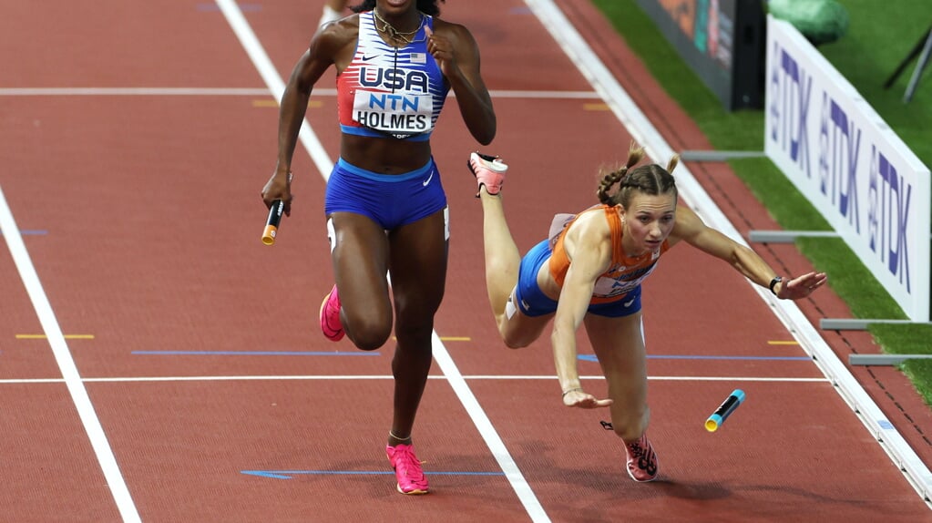 Femke Bol liet zondag weten dat ze alleen wat beurse plekken heeft overgehouden aan haar val in de finale van de 4x400 meter gemengde estafette.