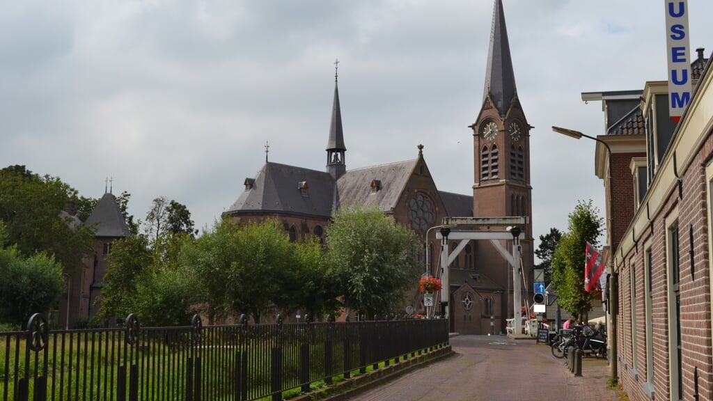 Zicht op de St. Urbanuskerk in Ouderkerk, met rechts Museum Amstelland en links begraafplaats Beth Haim.