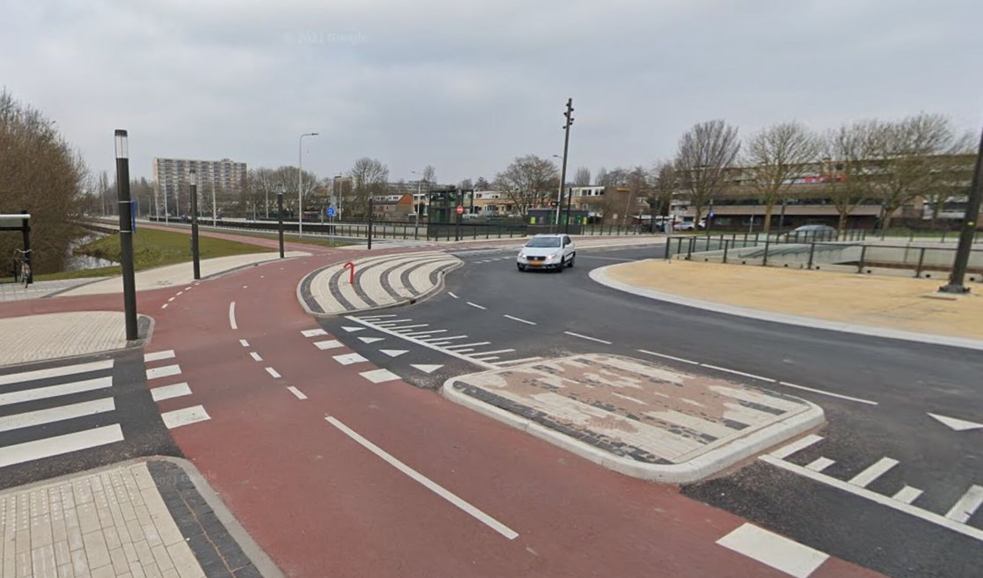 Rotonde op kruispunt Beneluxbaan/Sportlaan.