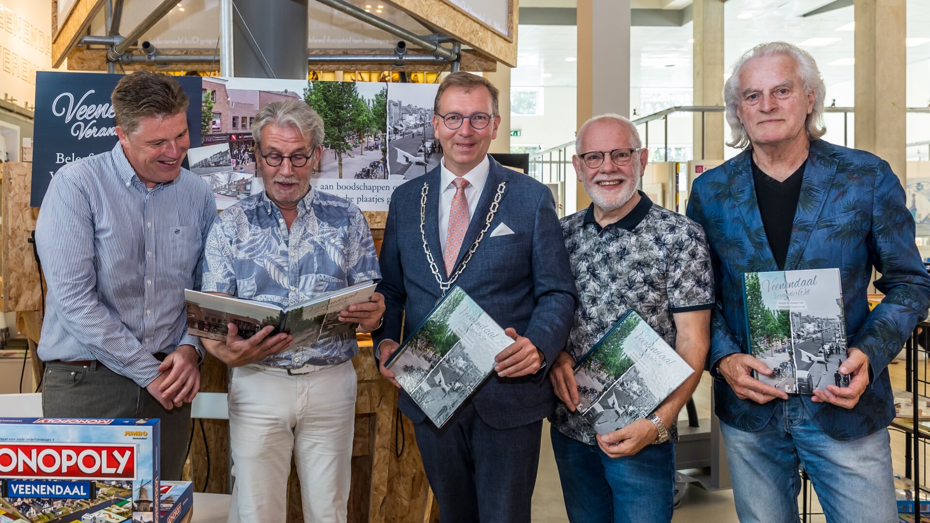 Kees Huibers, Peter Beurskens, burgemeester Gert-Jan Kats, Hennie Henzen en Jaap Pilon (vlnr) met het nieuwe plaatjesboek.