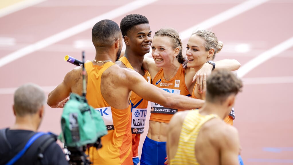 Terrence Agard, Femke Bol, Lieke Klaver Isaya Klein Ikkink na de 4x400 meter gemengde estafette tijdens de eerste dag van de wereldkampioenschappen atletiek.