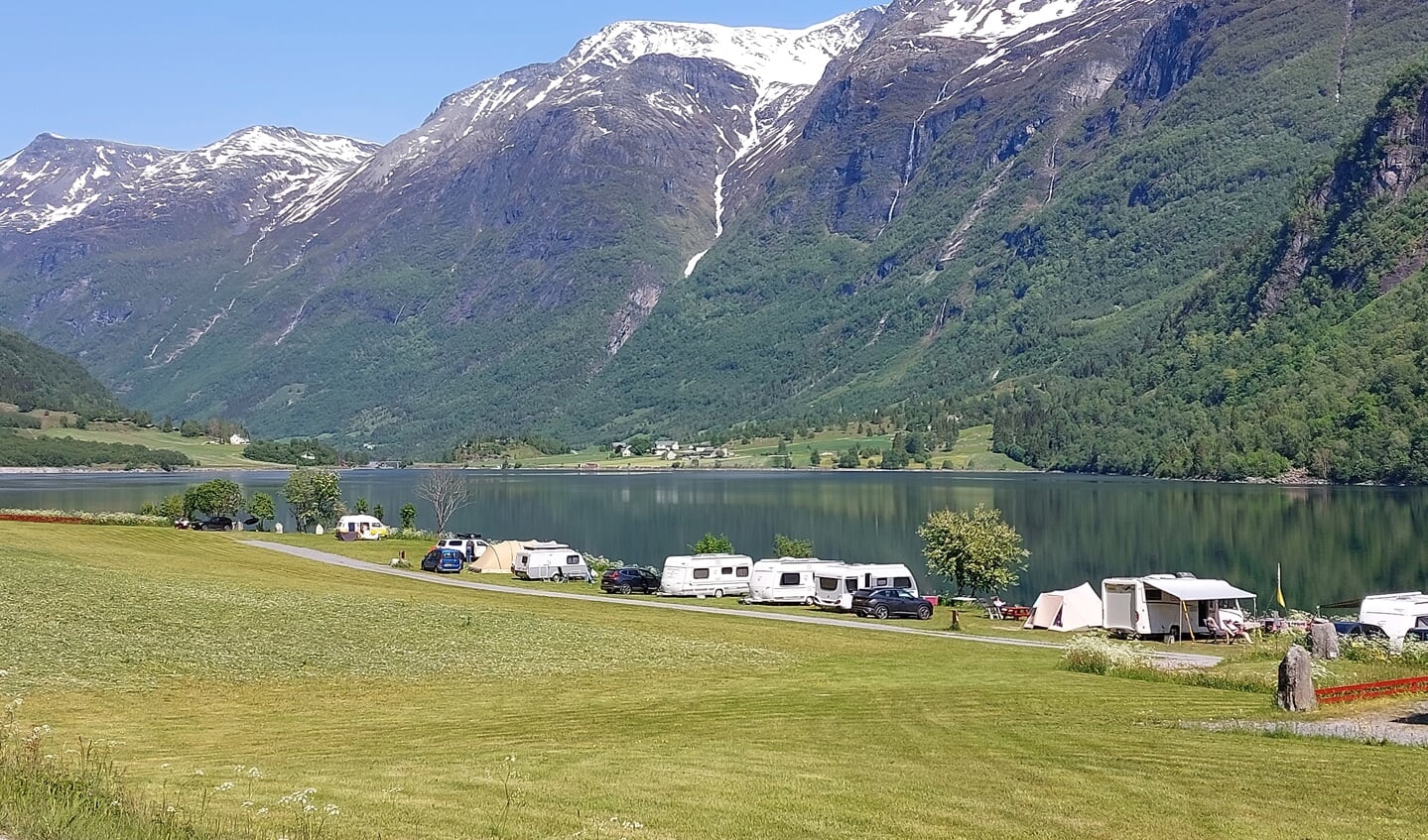 Mooie plaats op een camping in Olden, Noorwegen, aan het einde van het Nordfjord.
