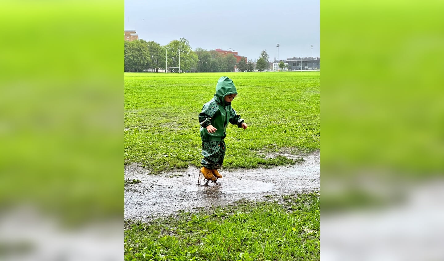 Kleinzoon Elliot geniet van de regen.