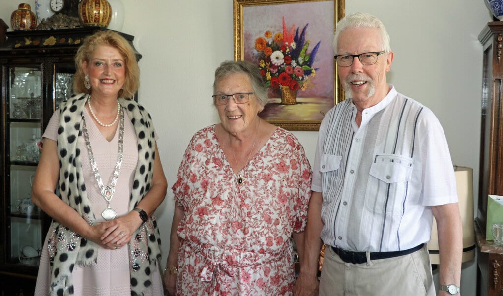 Kees en Jopie Jochems nemen felicitaties van burgemeester Reinie Melissant in ontvangst.