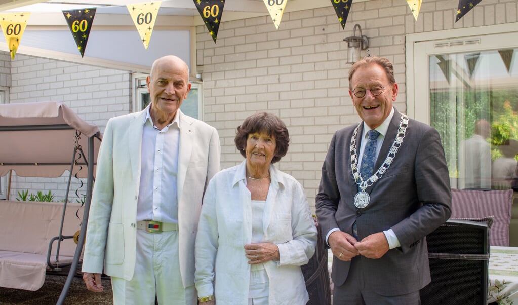 Jac. en Adri Juch kregen op hun zestigste trouwdag persoonlijke felicitaties van burgemeester Koos Janssen.